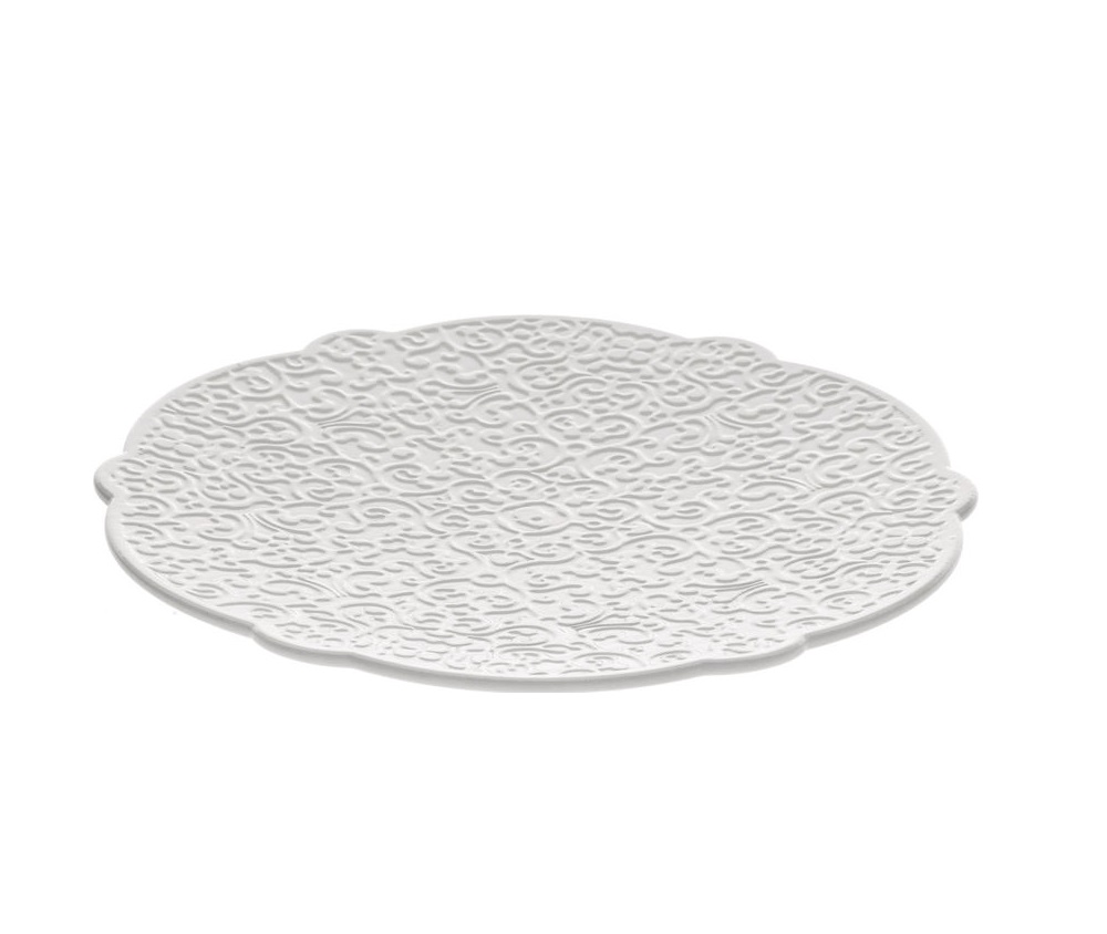 Sottotazza da tè in porcellana bianca con decoro a rilievo.